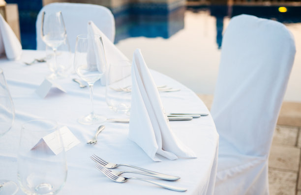 海滩餐厅的餐桌布置图片下载