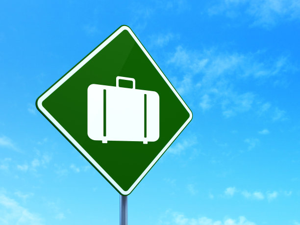 旅行概念:包上路标背景图片下载