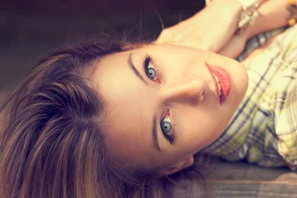 说谎的美丽女人的肖像图片下载