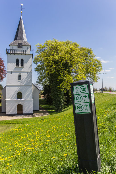 白色教堂，有自行车的指示图片下载