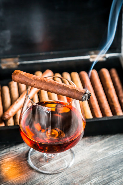 在杯子上点着雪茄，喝着白兰地图片下载