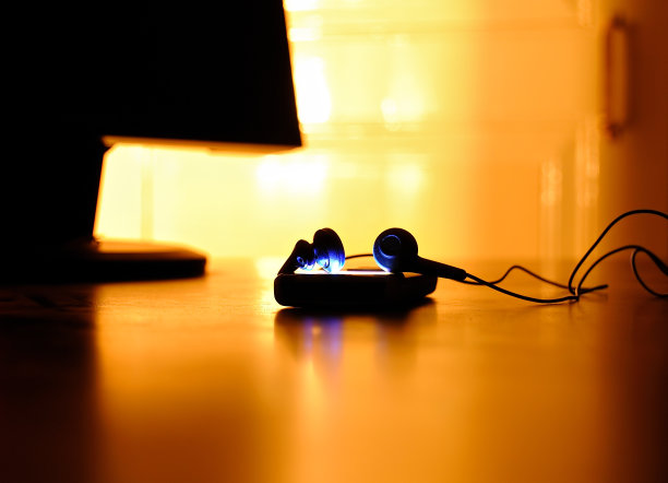 手机上耳机的长曝光照片图片下载