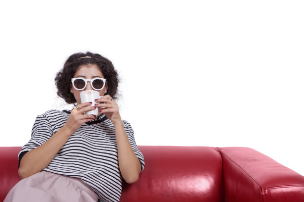戴着太阳镜喝咖啡的年轻女人图片下载