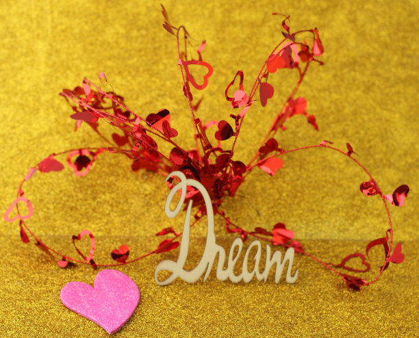 黄色背景下的梦图片下载