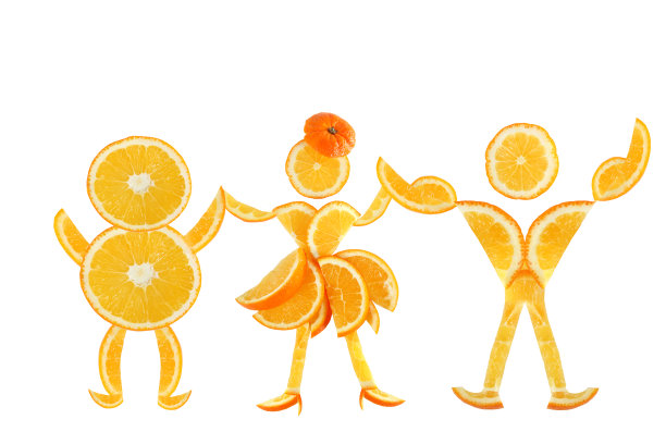 健康饮食。用橘子做的有趣的小矮人图片下载