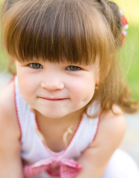 小女孩在户外玩图片下载