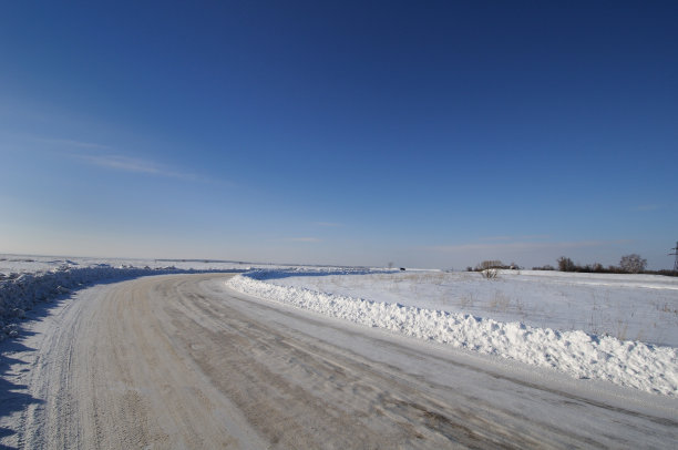 在雪地上转弯图片下载