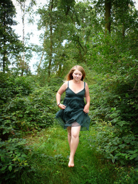 女孩在森林里奔跑图片下载