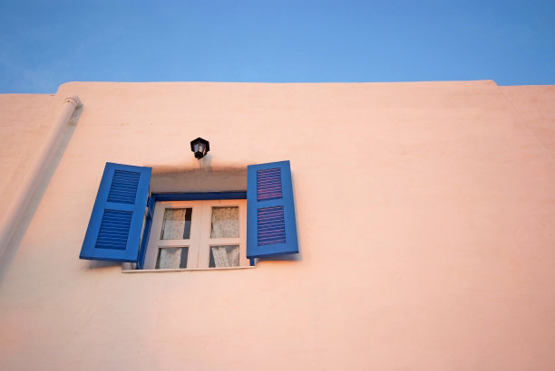 复古的蓝色窗户挂在墙上图片下载