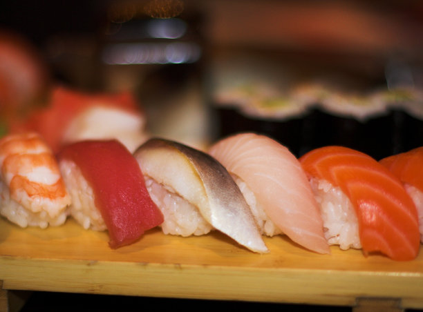 盘子里的寿司图片下载