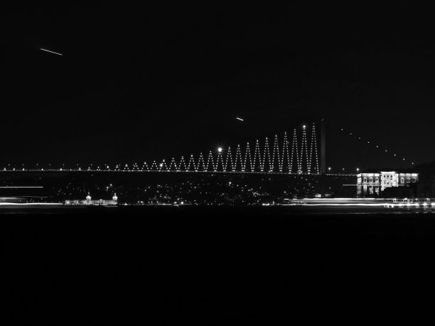 晚上的博斯普鲁斯大桥-黑白图片下载