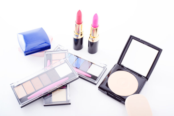 色彩斑斓的彩妆产品隔离在白色之上图片下载