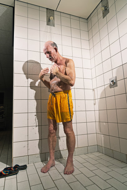 一位老人正在浴室洗澡。图片下载