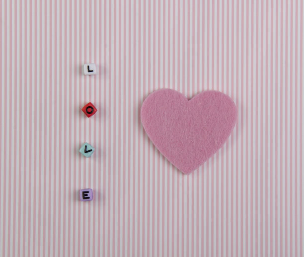 卡片上有心形和爱的字样图片下载