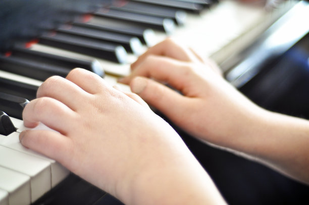 钢琴练习图片下载