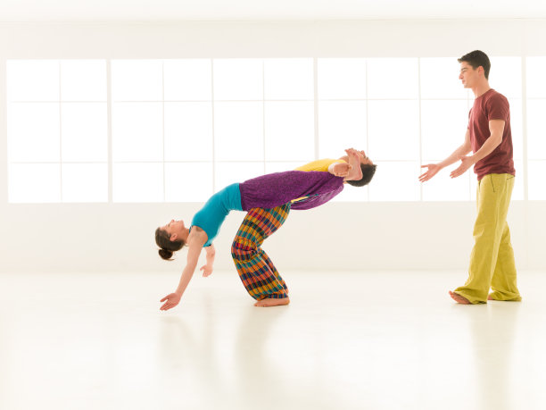 瑜伽伴侣健身房充满活力的颜色图片下载