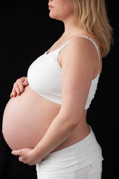 近距离肖像9个月的孕妇图片下载