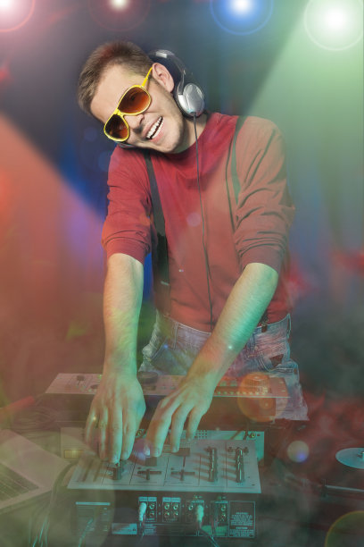 晚会主持人图片下载