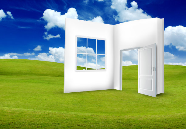 书开着门在绿草地上图片下载