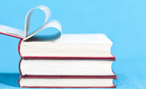 近距离看心形的书页图片下载