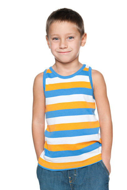 一个微笑的小男孩的肖像图片下载