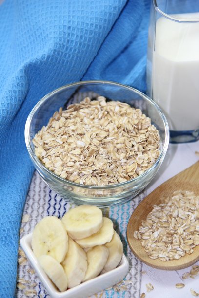 碗里的燕麦片，牛奶和香蕉图片下载