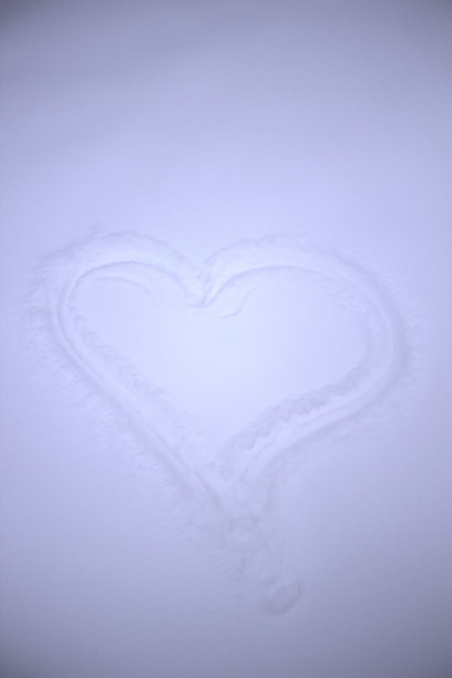 雪中的心形图片下载