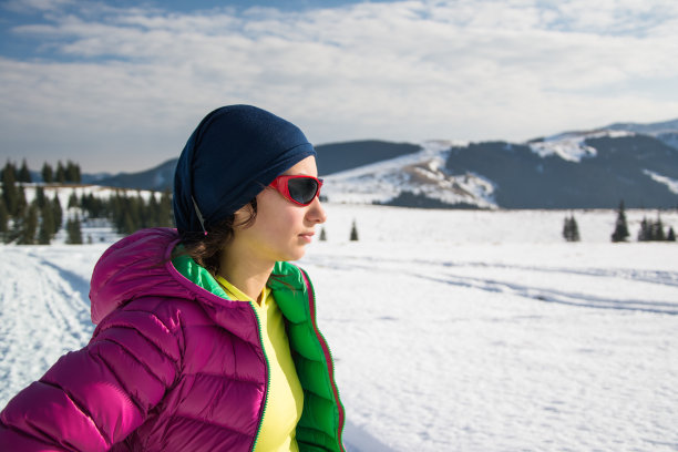 年轻的徒步旅行者在冬天的肖像图片下载