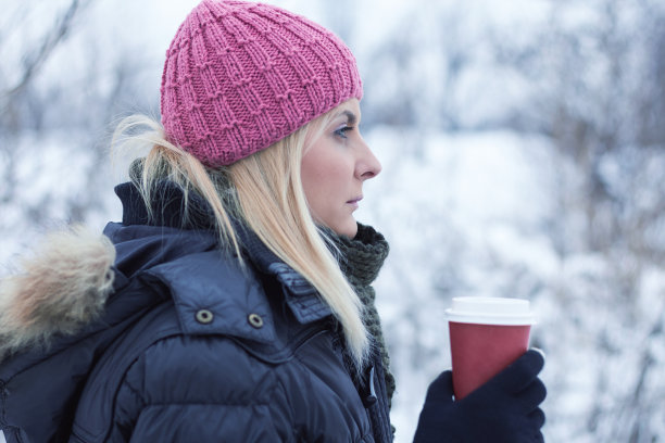 喝咖啡的美女图片下载