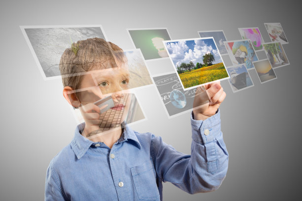 男孩用手触摸着从深海涌出的图像。图片下载