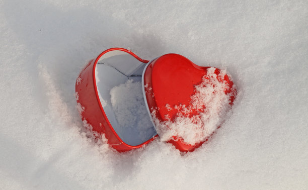 雪中的红色心形盒子图片下载