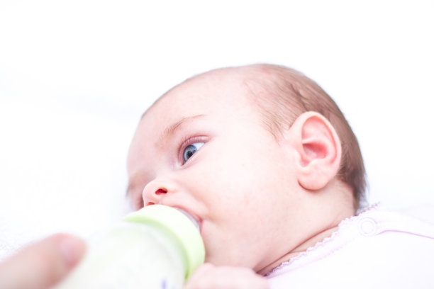 婴儿吃早餐图片下载