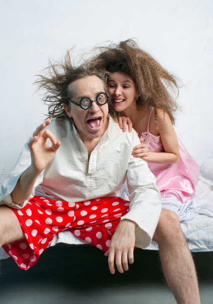 床上的幸福夫妻图片下载