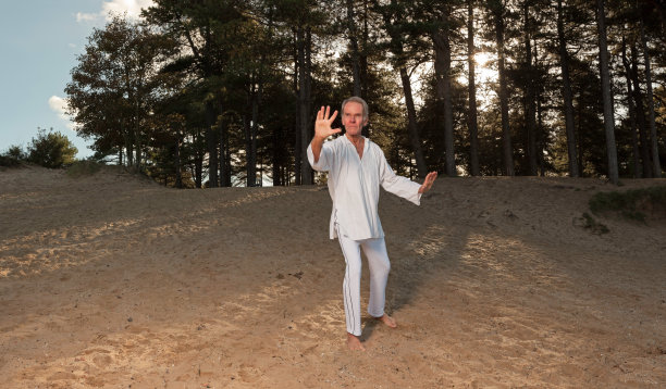 森林中沉思的老人全景照片。太极。图片下载