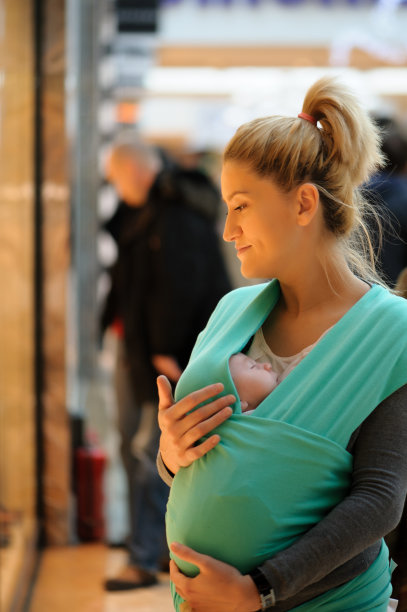 妈妈和宝宝在购物中心图片下载