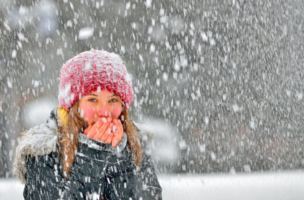 女孩冻在雪里图片下载