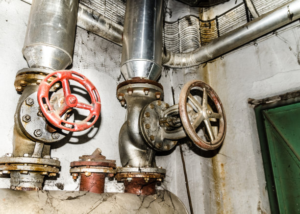 两个工厂的管道。图片下载