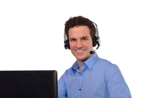 年轻的商人与耳机和笔记本电脑隔离图片下载