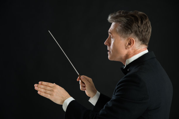 男乐队指挥用指挥棒指挥图片下载