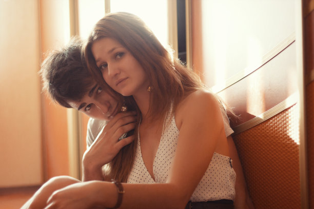 年轻夫妇室内特写肖像图片下载