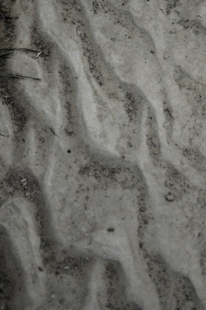 水的结构在土壤中产生涟漪图片下载