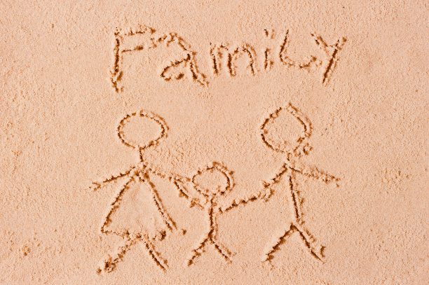 一家人在沙滩上湿沙上画画图片下载