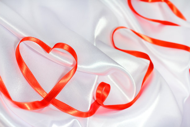 红丝带的心图片下载
