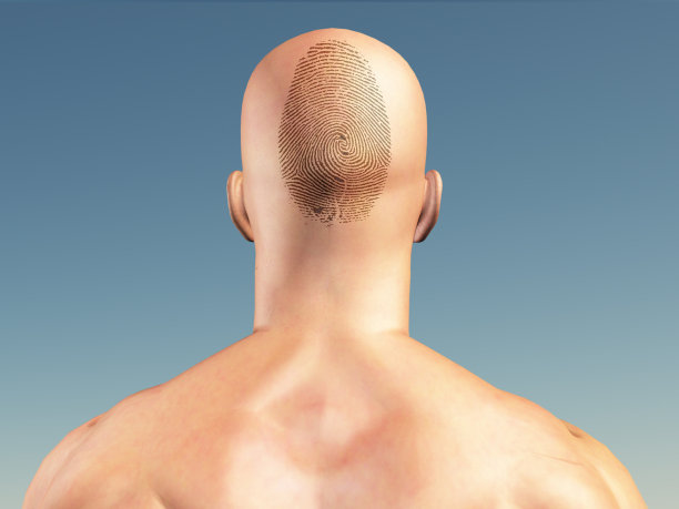 灰色背景下赤膊男的后视图图片下载