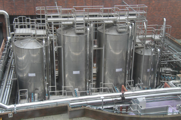 金属储罐。图片下载