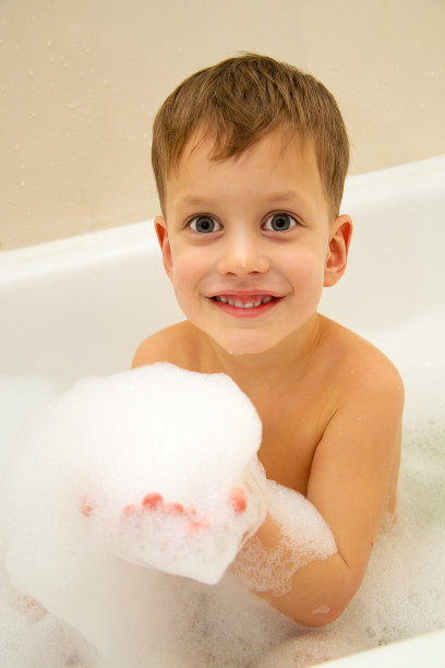 可爱的三岁男孩用泡沫洗澡图片下载