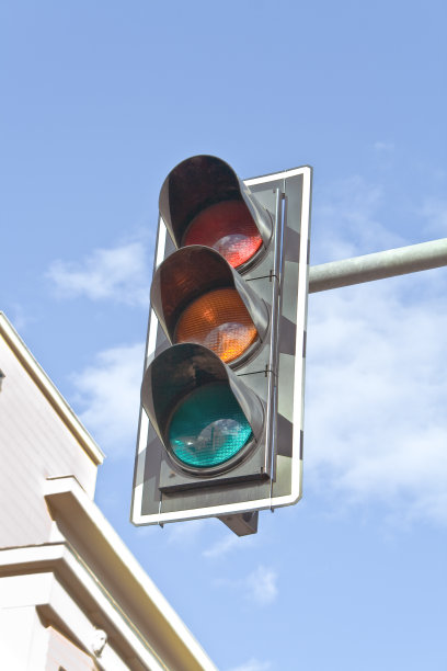 天空背景下的交通灯图片下载