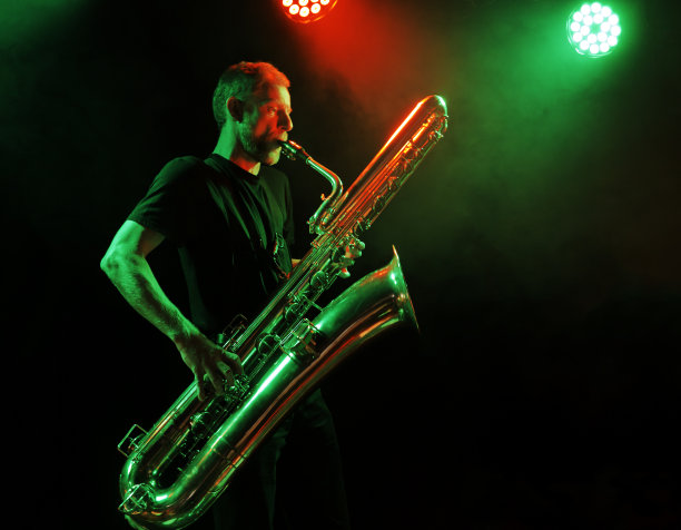 低音萨克斯演奏家图片下载