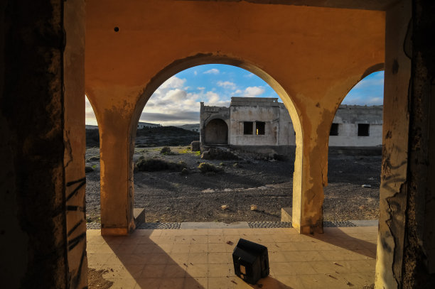 废弃的建筑物里图片下载