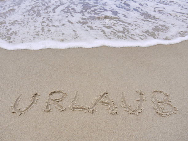 写在海滩上的假期图片下载